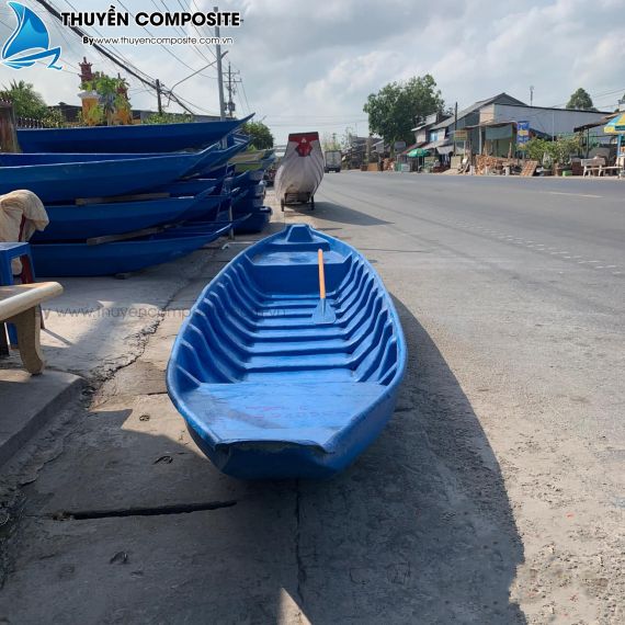Xuồng composite có gắn máy chở 6 - 8 người